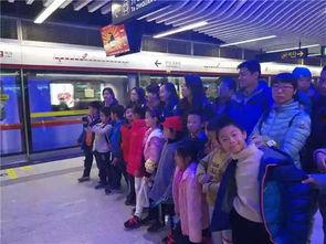 青岛地铁吃瓜墙成网红,地铁文化新地标，网友打卡新热点