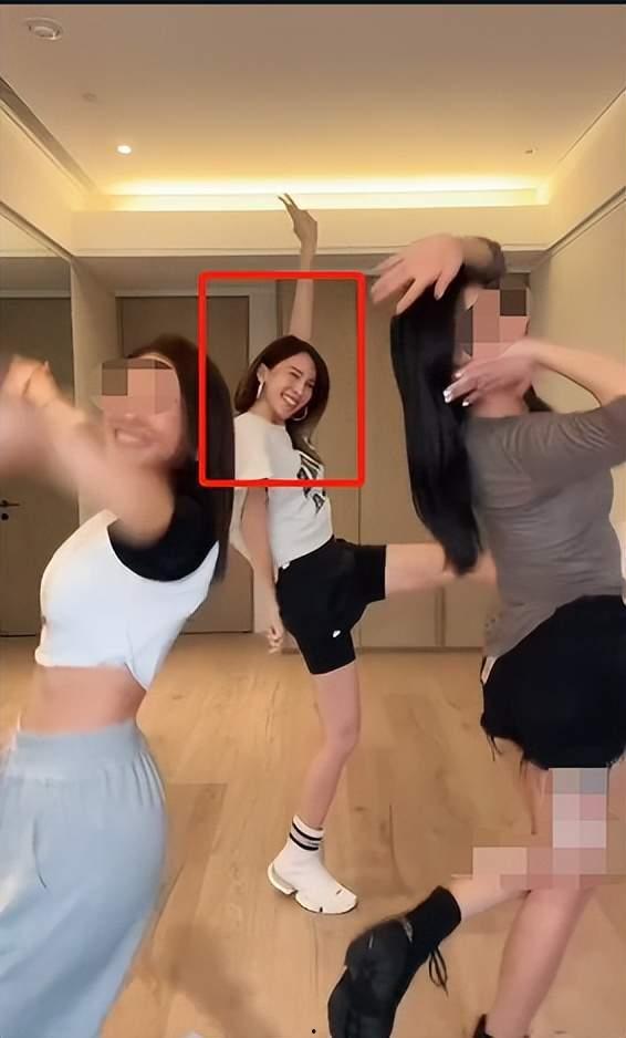 吃瓜网女生跳舞时露出内裤,揭秘女生跳舞时的尴尬瞬间